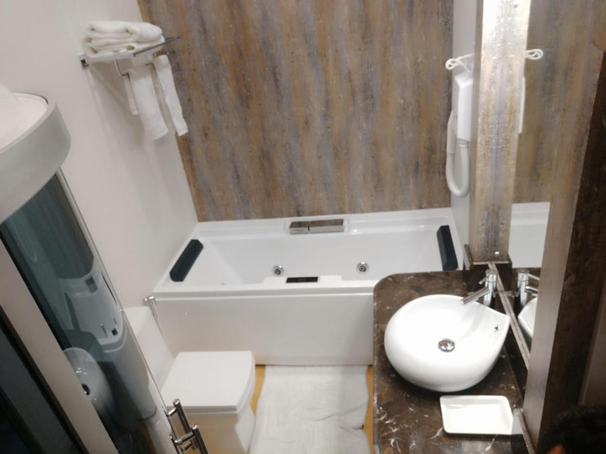 The Mughal Sheraton Houseboat Hotel Durgjan Esterno foto