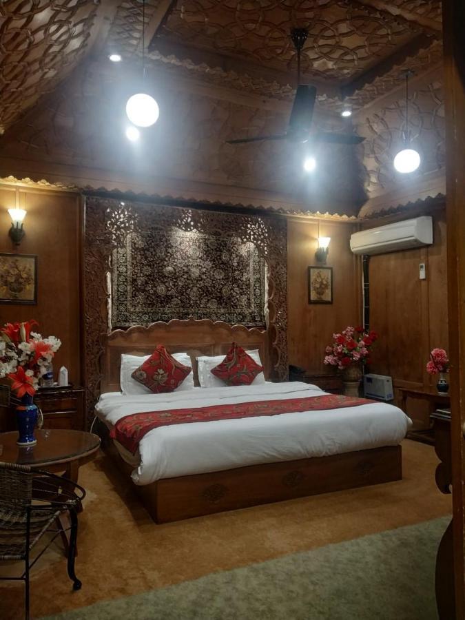 The Mughal Sheraton Houseboat Hotel Durgjan Esterno foto