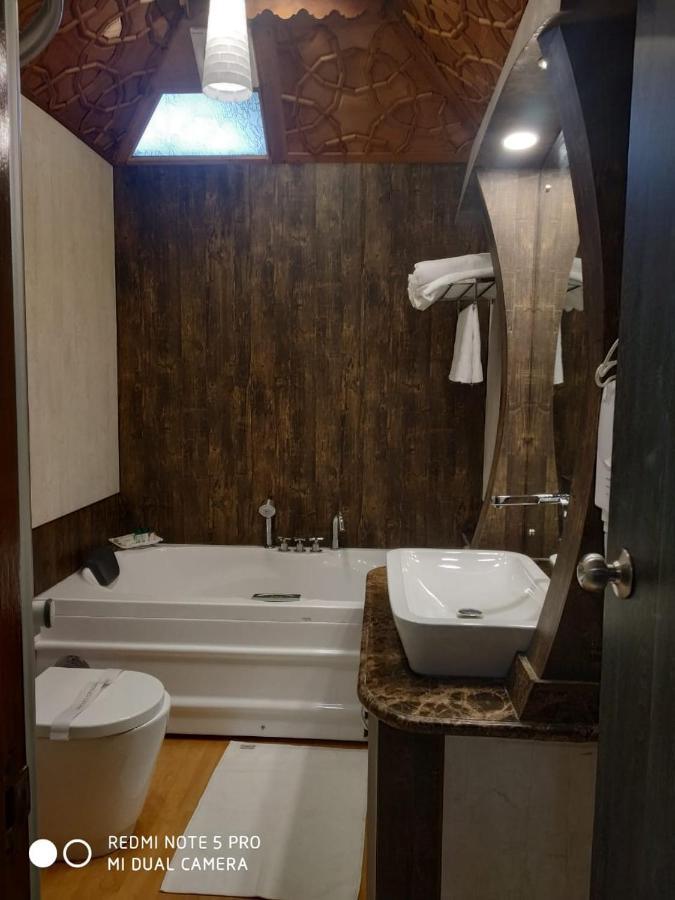 The Mughal Sheraton Houseboat Hotel Durgjan Esterno foto